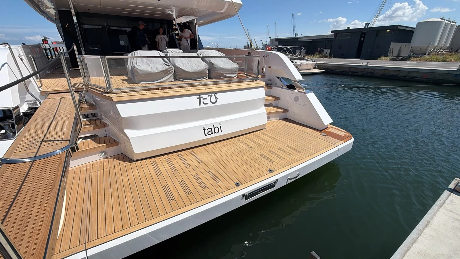 Coperta di poppa con rivestimento in legno affacciata sull’acqua