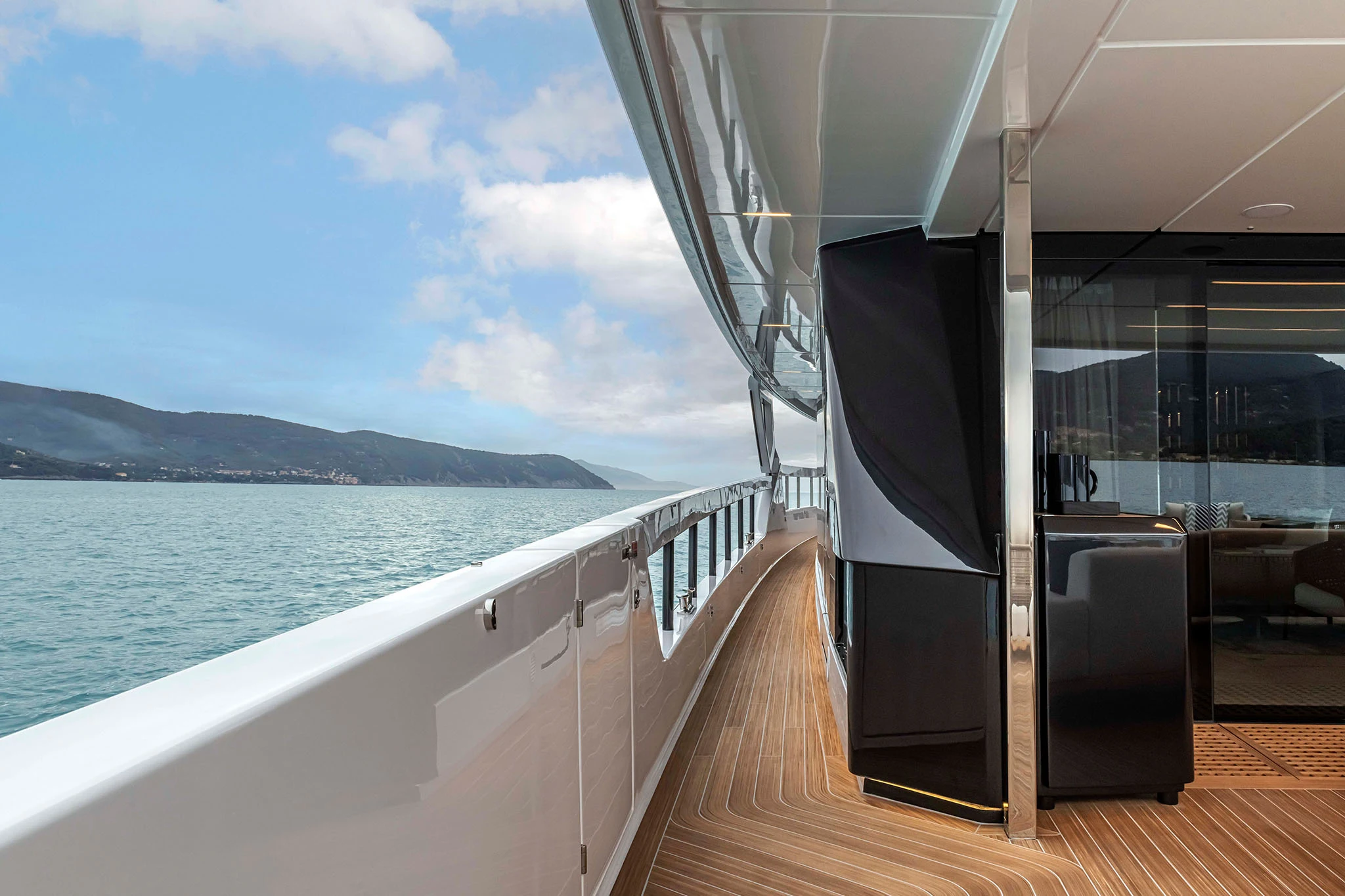 Passavanti di uno yacht con pavimentazione BlueTeak e vista sul mare