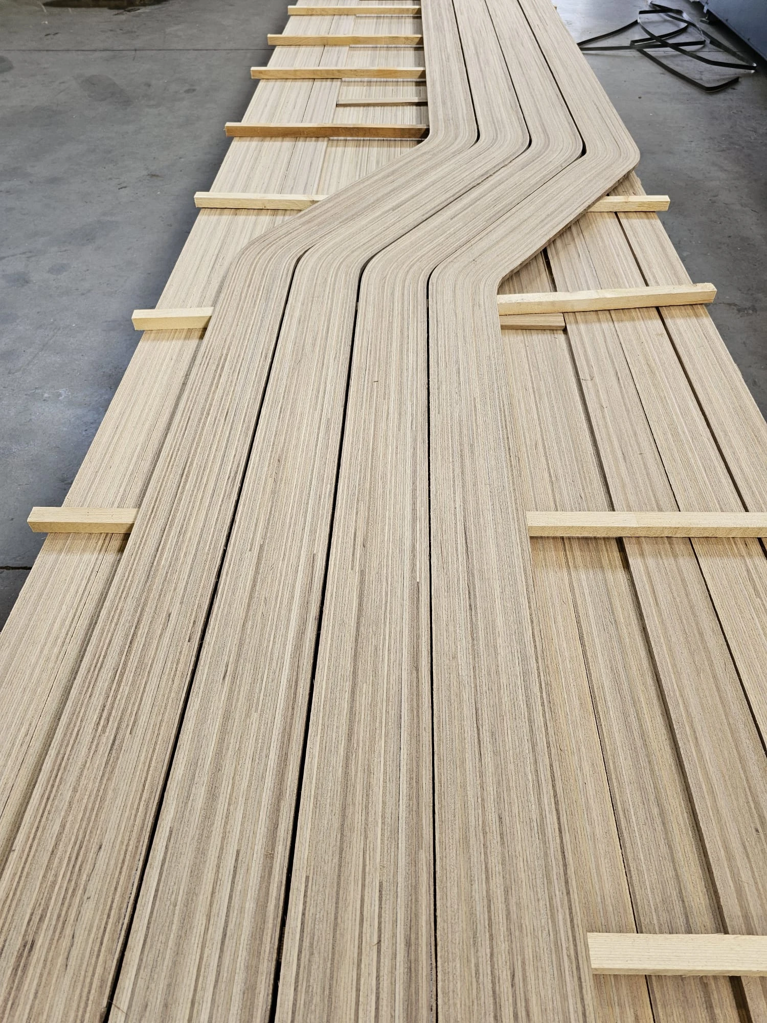 Elementi sagomati in BlueTeak in lavorazione