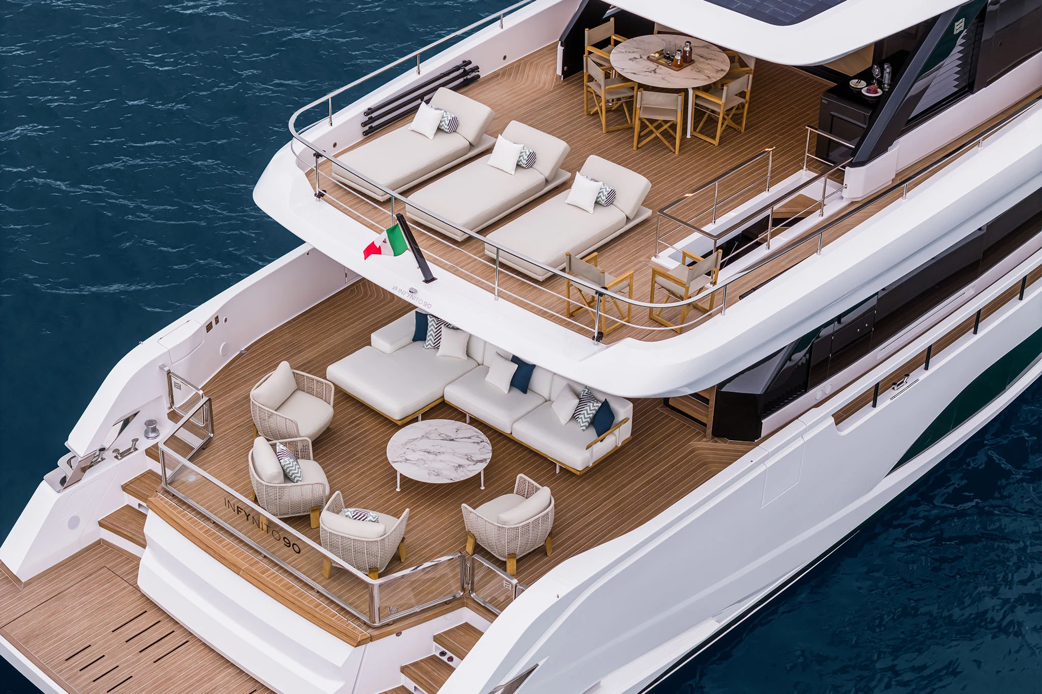 Yacht con ponti esterni rivestiti in legno, visto dall’alto